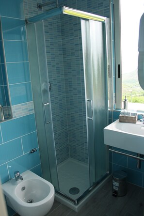 Dreibettzimmer | Badezimmer | Dusche, Regendusche, kostenlose Toilettenartikel, Haartrockner