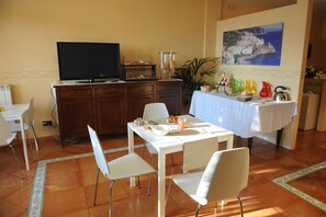 Daily buffet breakfast (EUR 5 per person) - B&B Viale delle Colline (Salerno)