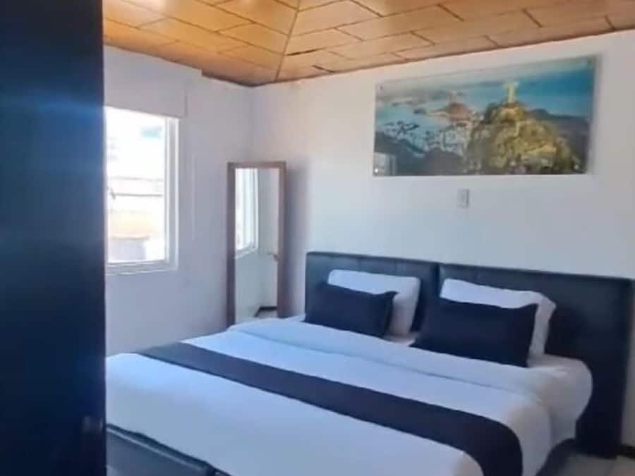 Escritorio, cortinas blackout y tabla de planchar con plancha