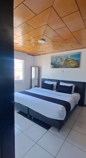 Desk, blackout curtains, iron/ironing board, free WiFi - Hotel Normandia Gold (Bogotá)