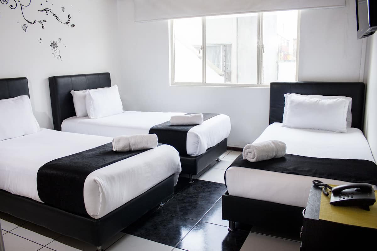 Triple Room | Meja, Wi-fi percuma, akses kerusi roda