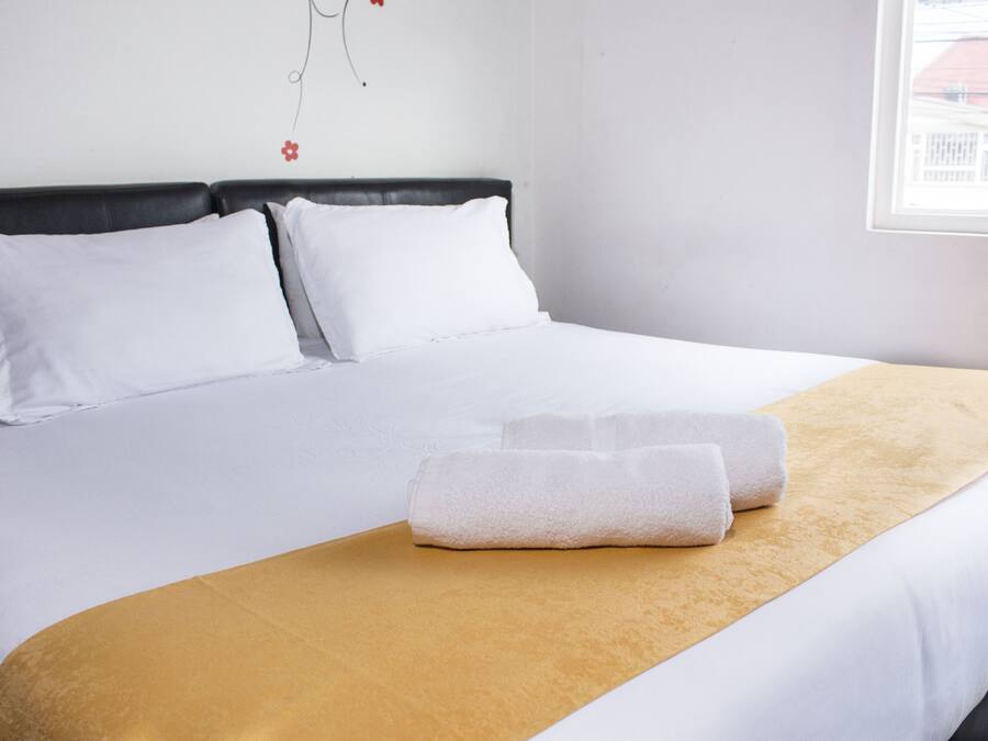 Escritorio, cortinas blackout y tabla de planchar con plancha