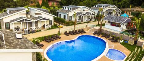 Una piscina al aire libre de temporada, camas de piscina gratis