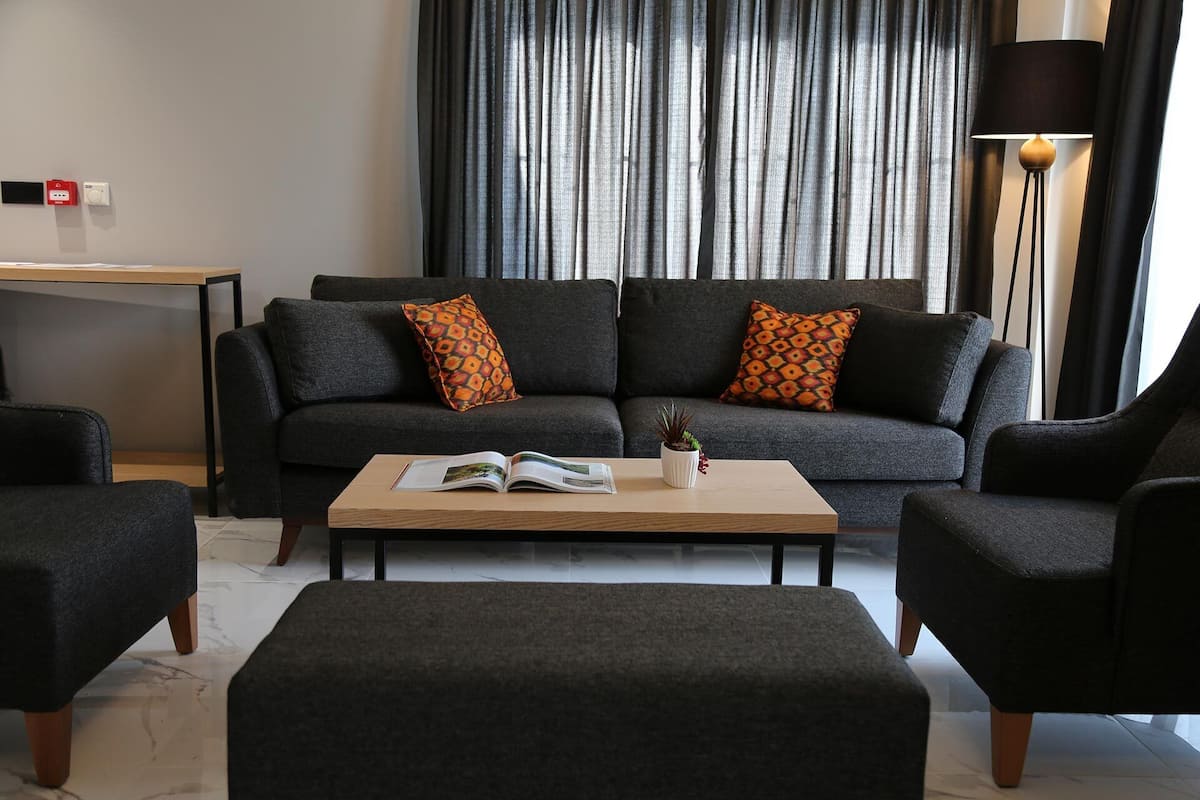 Dúplex familiar, 3 habitaciones, piscina privada, vistas a la piscina (Private Pool) | Zona de estar | Televisión LCD de 75 pulgadas con canales por satélite, suelo radiante