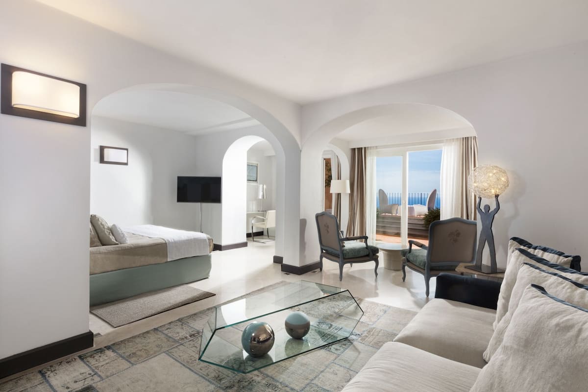Studio suite, uitzicht op zee (Tragara) | 1 slaapkamer, luxe beddengoed, donzen dekbedden, een minibar