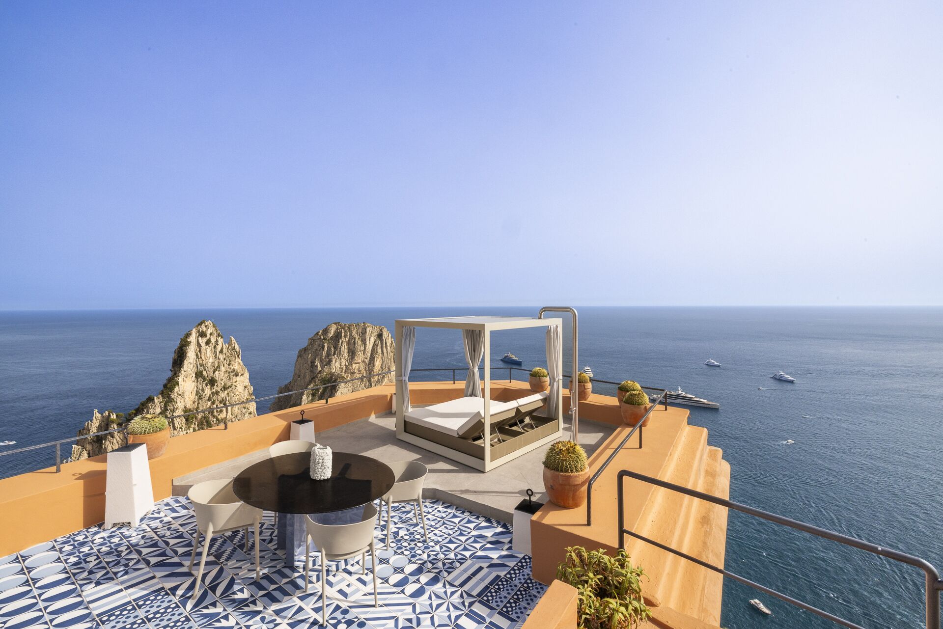 studio suite (art) | terrace/patio