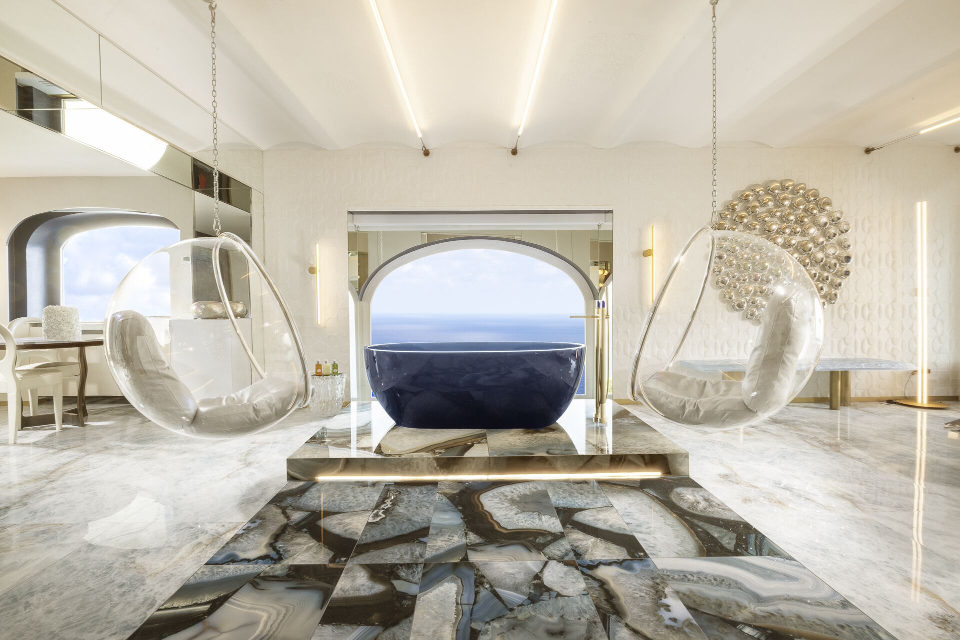 Studio Suite (Art) | Premium bedding, down duvets, minibar, in-room safe