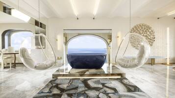 Studio suite (Art) | Luxe beddengoed, donsdekens, een minibar, een kluis op de kamer