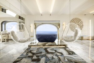 Ropa de cama de alta calidad, cubrecamas y minibar