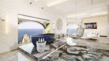 Studio Suite (Art) | Premium bedding, down duvets, minibar, in-room safe