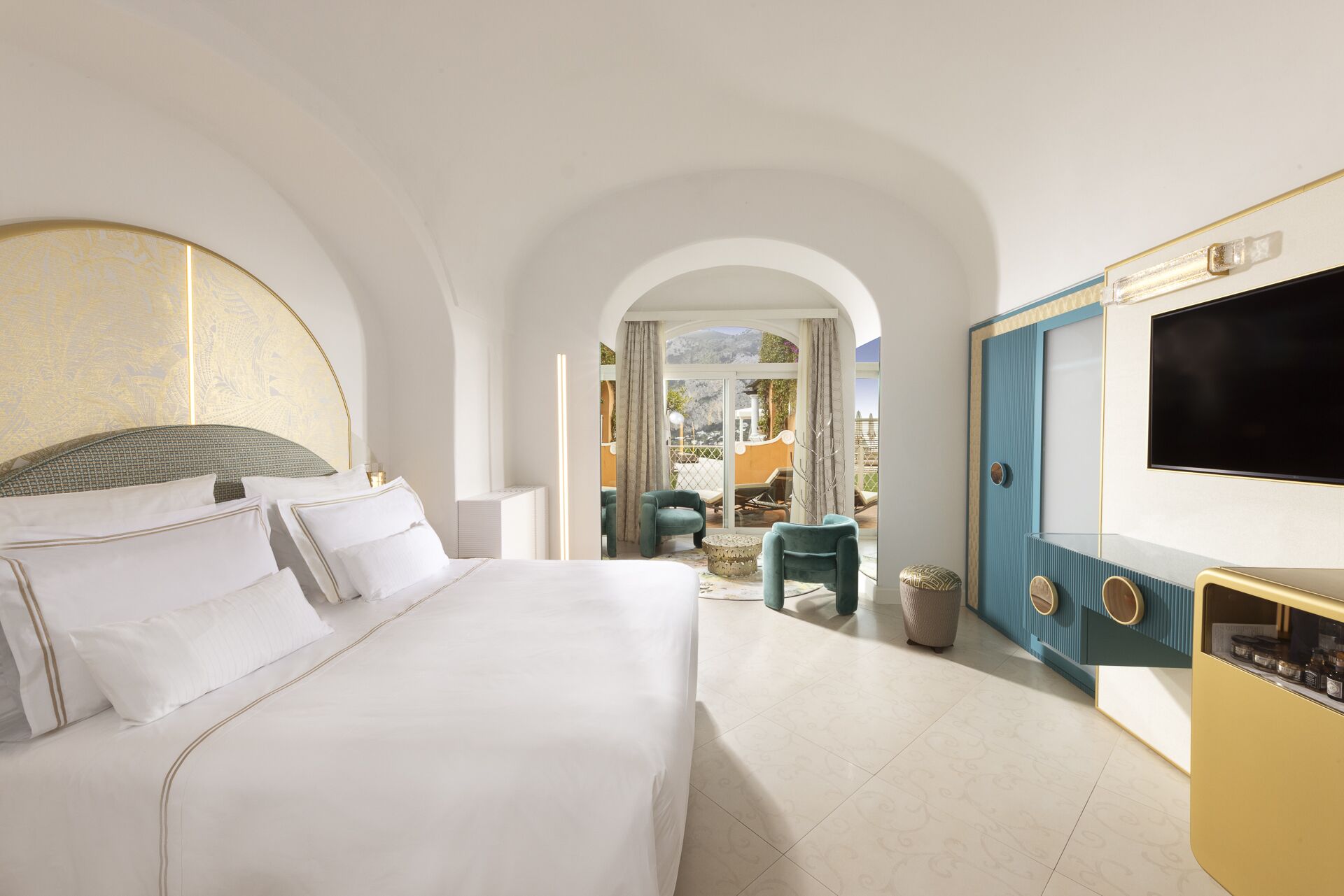 Habitación de hotel con una cama grande, televisión y vistas al exterior.