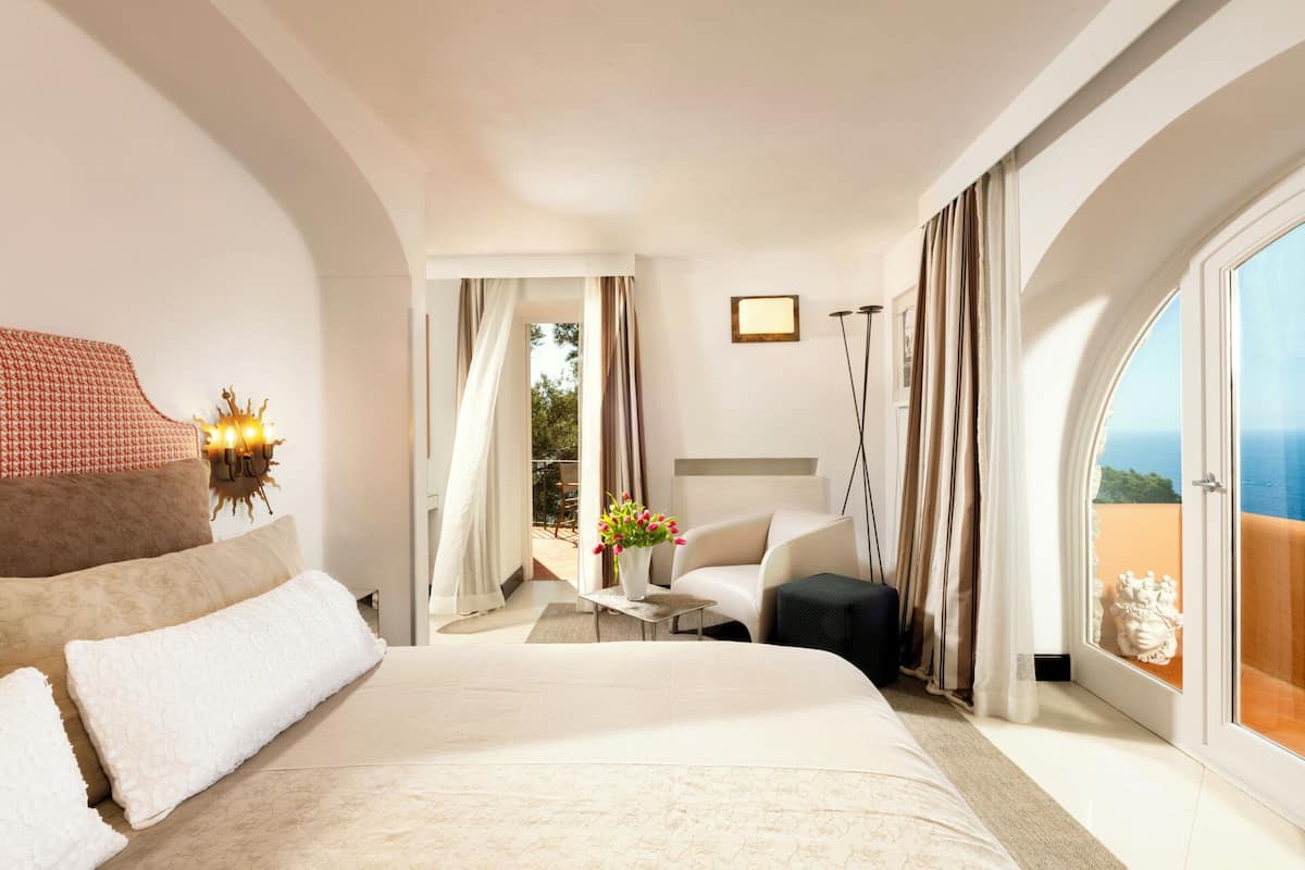 Premium bedding, down comforters, minibar, in-room safe