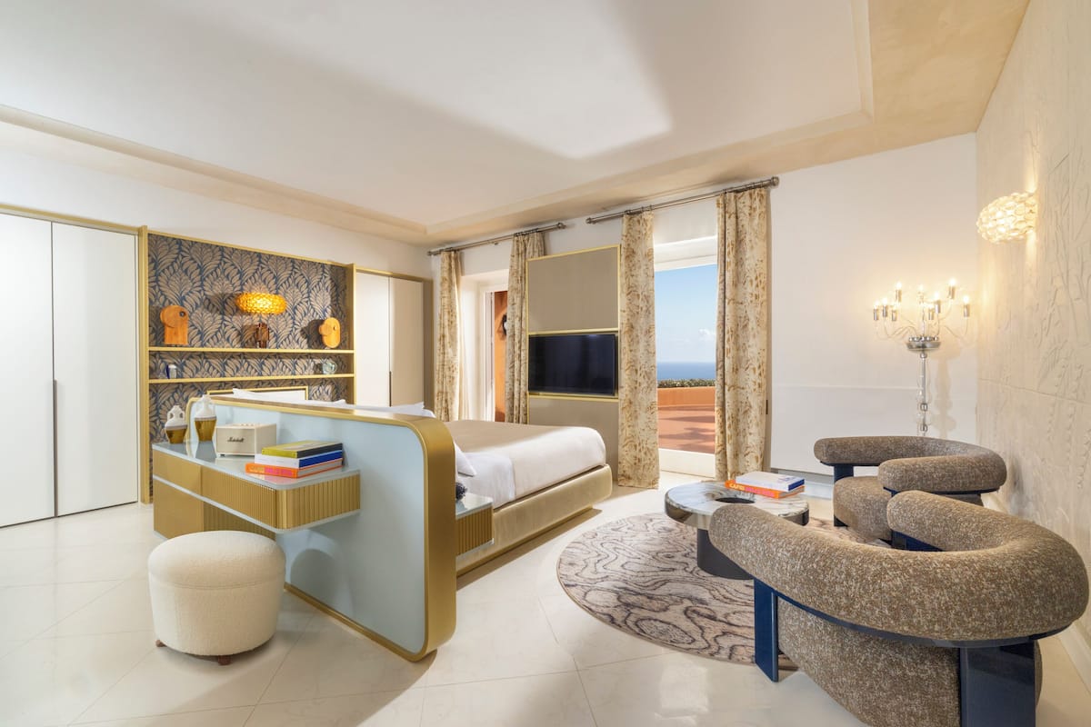 Signature Suite Faraglioni | Premium bedding, down comforters, minibar, in-room safe