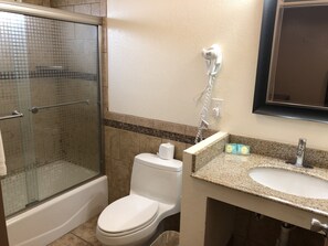 Chambre supérieure double, 2 grands lits, rez-de-chaussée | Salle de bain | Ensemble baignoire-douche, articles de toilette (gratuits)