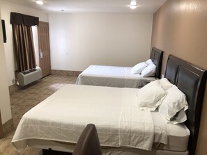 高级双人房, 2 张大床, 一层 | 熨斗/熨衣板、免费 WiFi、床单