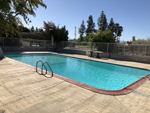 季节性开放的室外游泳池，09:00 至 21:00 开放，池畔遮阳伞，日光浴躺椅