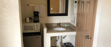 Duschwanne, kostenlose Toilettenartikel, Handtücher