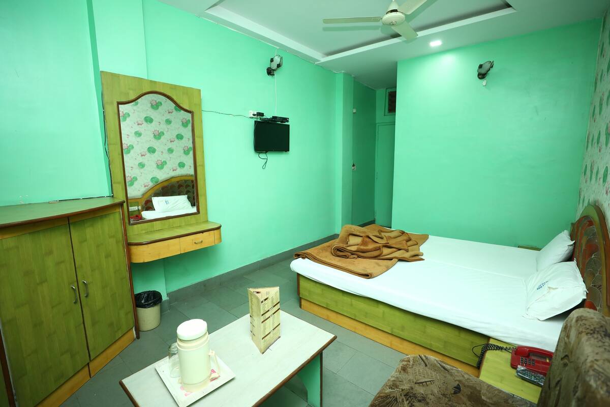 In-room safe, free WiFi, bed sheets