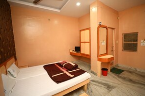 In-room safe, free WiFi, bed sheets