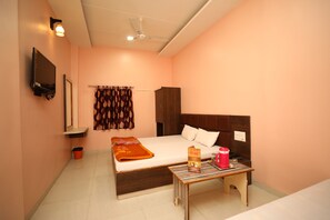In-room safe, free WiFi, bed sheets