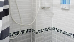 Regadera y amenidades de baño gratuitas