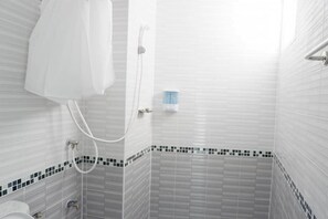 Ducha y artículos de higiene personal gratuitos