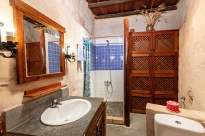 Chaumière, 1 chambre (Tetir) | Salle de bain | Douche, articles de toilette griffés, séchoir à cheveux