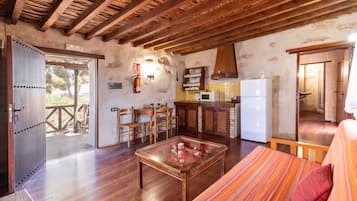Casa rural, 1 dormitori (Amanay) | Sala d'estar | Televisor de pantalla plana de 15 polzades amb canals per cable