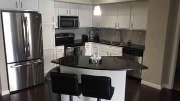 Luxury Apartment, 2 Bedrooms, 2 Bathrooms, City View | Private kitchen | Full-size fridge, microwave, oven, stovetop