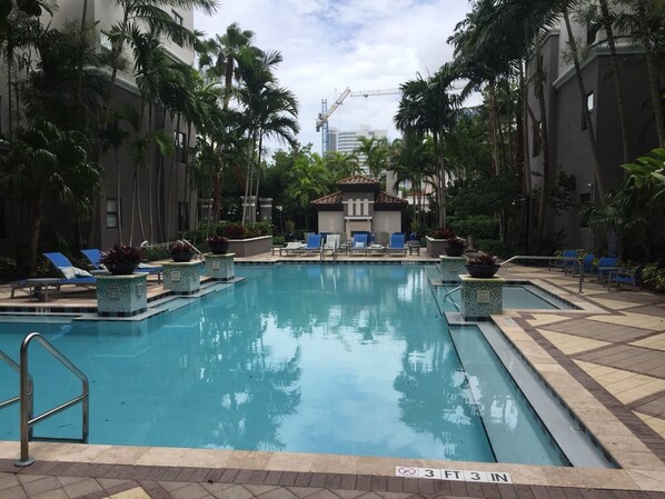 Outdoor pool - Captivating condo near Fort Lauderdale Beach (Fort Lauderdale)