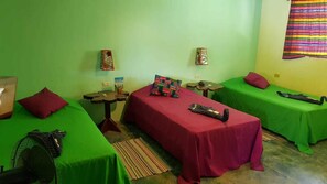 Kolmen hengen classic-huone, 3 yhden hengen sänkyä, tupakointi kielletty | Yksilöllisesti sisustettu, yksilöllisesti kalustettu, työpöytä