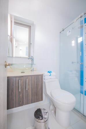 Superior Room, 2 Double Beds | Bathroom | Shower, free toiletries, hair dryer, towels - Velik Ocean Hotel (Cartagena)