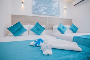 Quarto superior, 2 camas de casal | Cofres nos quartos, escrivaninha, ferros/tábuas de passar roupa