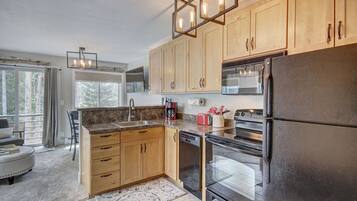Premier Condo, 1 Bedroom, Hot Tub, Mountain View | Private kitchen | Fridge, microwave, coffee/tea maker