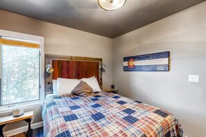 Premier Condo, 1 Bedroom, Hot Tub, Mountain View | 1 bedroom, free WiFi, bed sheets