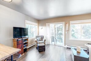 Premier Condo, 1 Bedroom, Hot Tub, Mountain View | 1 bedroom, free WiFi, bed sheets