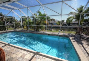 Een binnenzwembad, een buitenzwembad