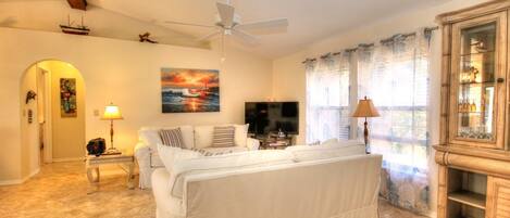 Huis, 3 slaapkamers, privézwembad, uitzicht op kanaal | Woonkamer | Een flatscreentelevisie