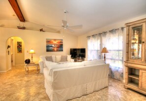 Huis, 3 slaapkamers, privézwembad, uitzicht op kanaal | Woonkamer | Een flatscreentelevisie