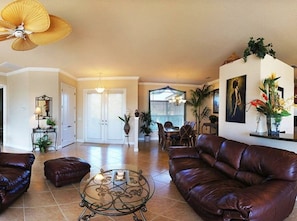 Ferienhaus, 3 Schlafzimmer, eigener Pool, Kanalblick | Wohnbereich | Flachbildfernseher