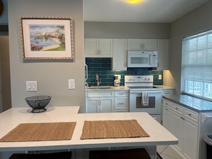 Refrigerador, microondas, cafetera y tetera y tostadora