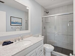 Bathtub, hair dryer, towels - Waterfront 1BR condo in Marco Island with pool and kitchen. (Marco Island)