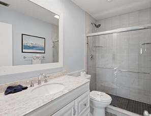 Bathtub, hair dryer, towels - Waterfront 1BR condo in Marco Island with pool and kitchen. (Marco Island)