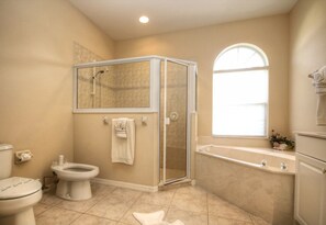 Ferienhaus, 3 Schlafzimmer, eigener Pool, Kanalblick | Badezimmer | Badewanne und Dusche (separat), Komfortbadewanne, Haartrockner