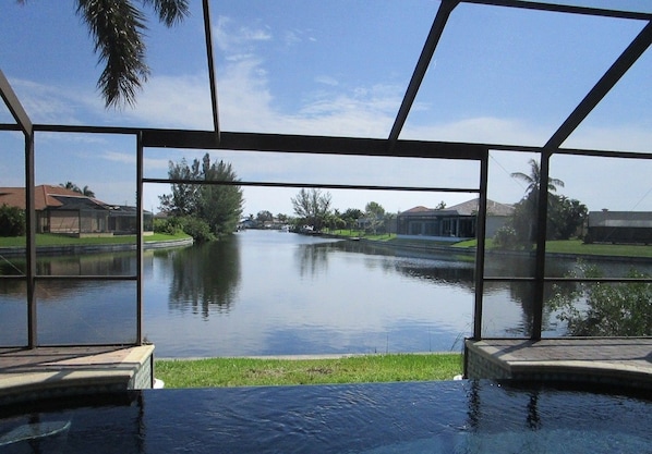 Inomhuspool, utomhuspool och solstolar