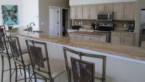 Nhà, 3 phòng ngủ, hồ bơi riêng, quang cảnh kênh | Bếp riêng | Dụng cụ pha cà phê/trà, tủ lạnh, lò vi sóng, lò nướng 