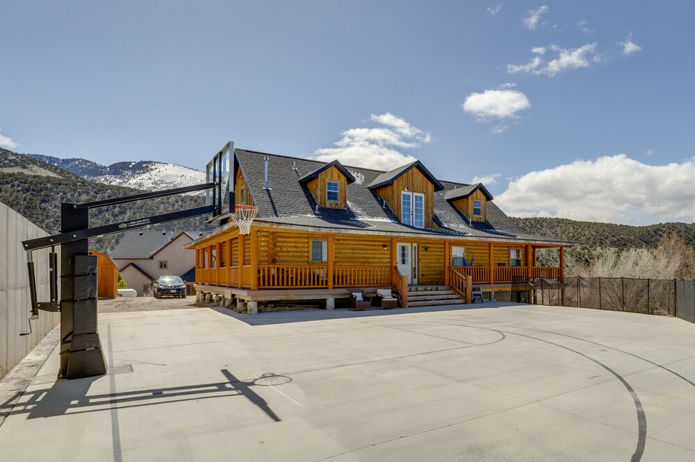 Large Sterling Cabin < 1Mi to Palisade State Park!