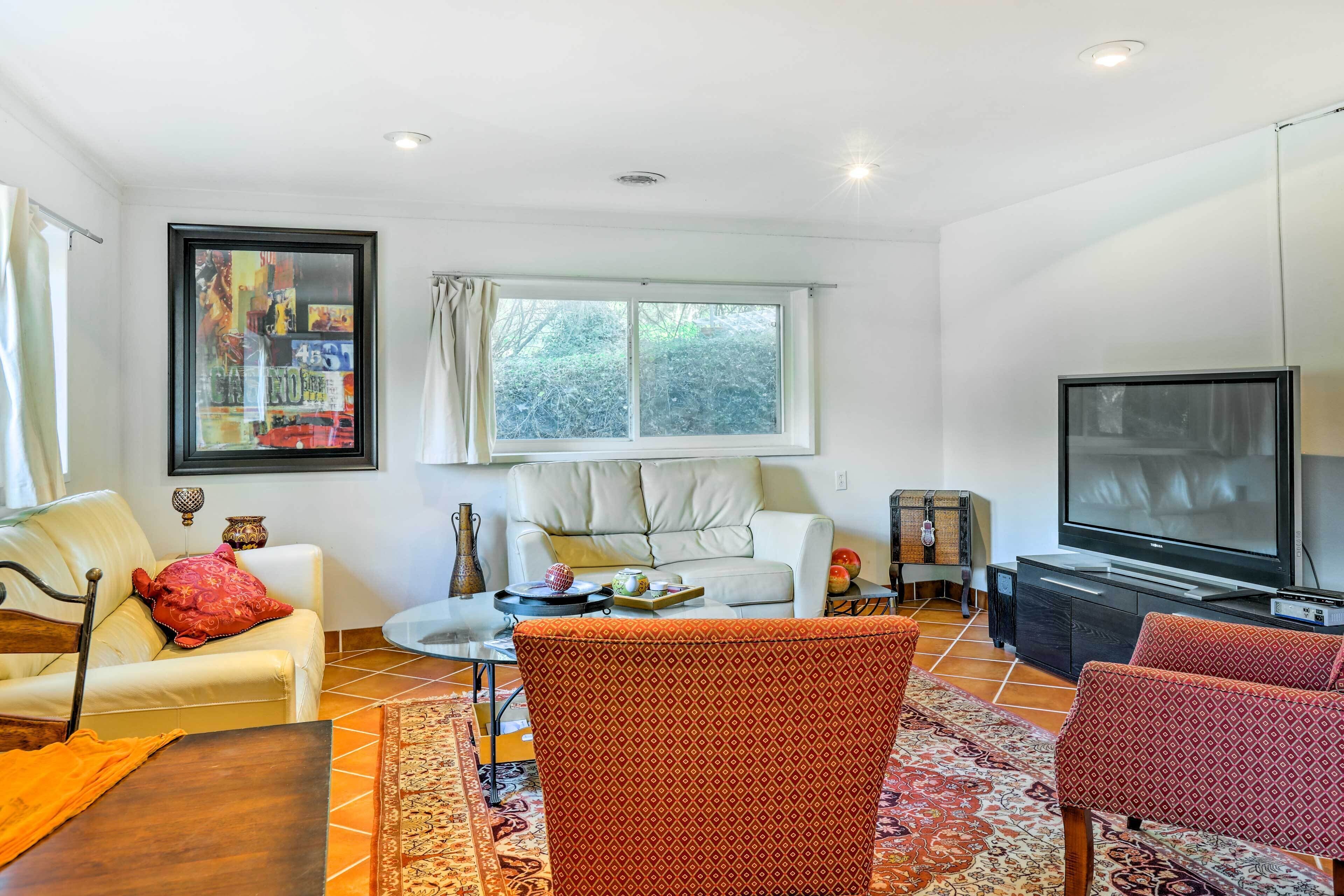 Contemporary Cincinnati Apt w/ WiFi, Near Kenwood!