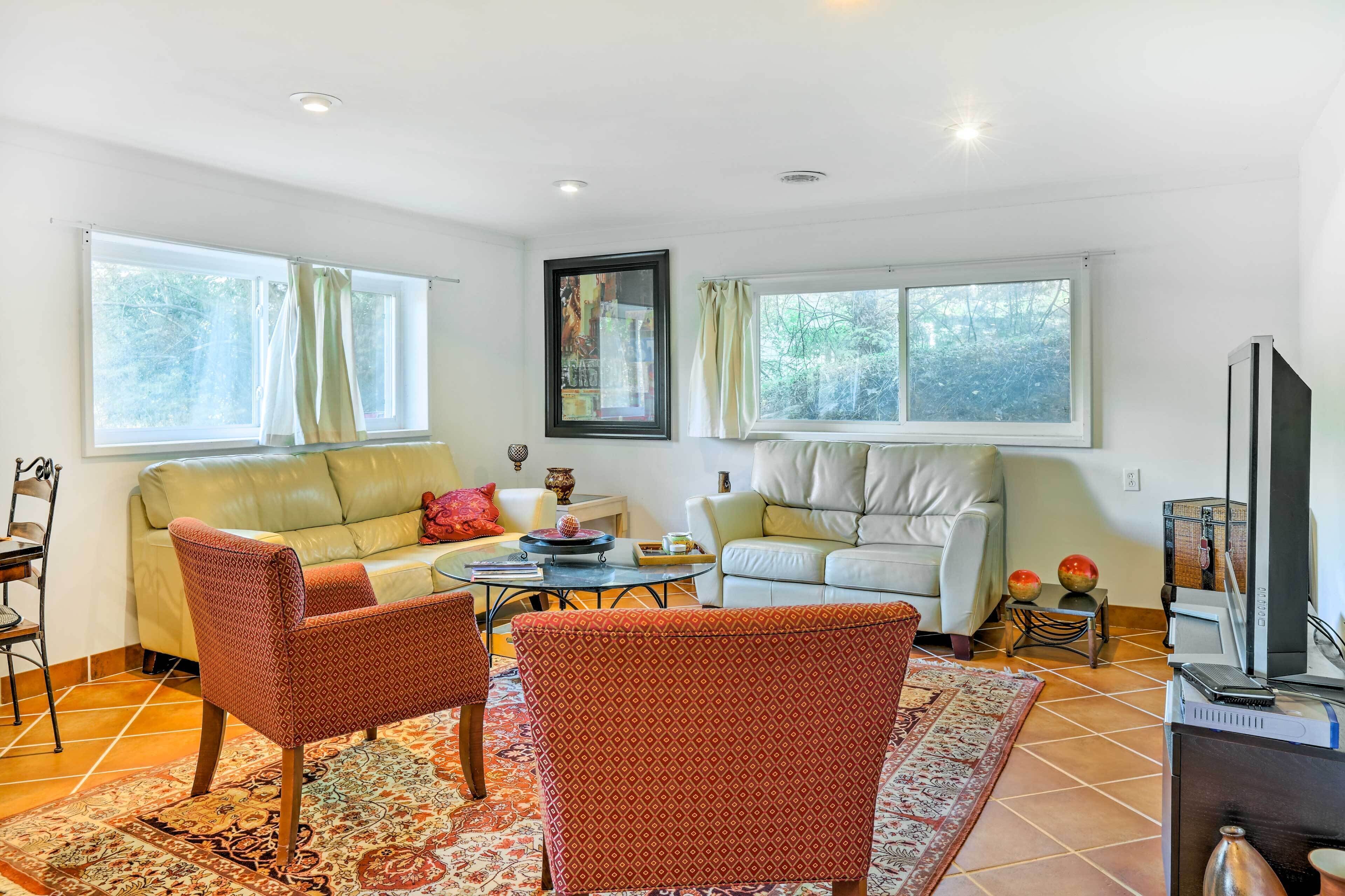 Contemporary Cincinnati Apt w/ WiFi, Near Kenwood!