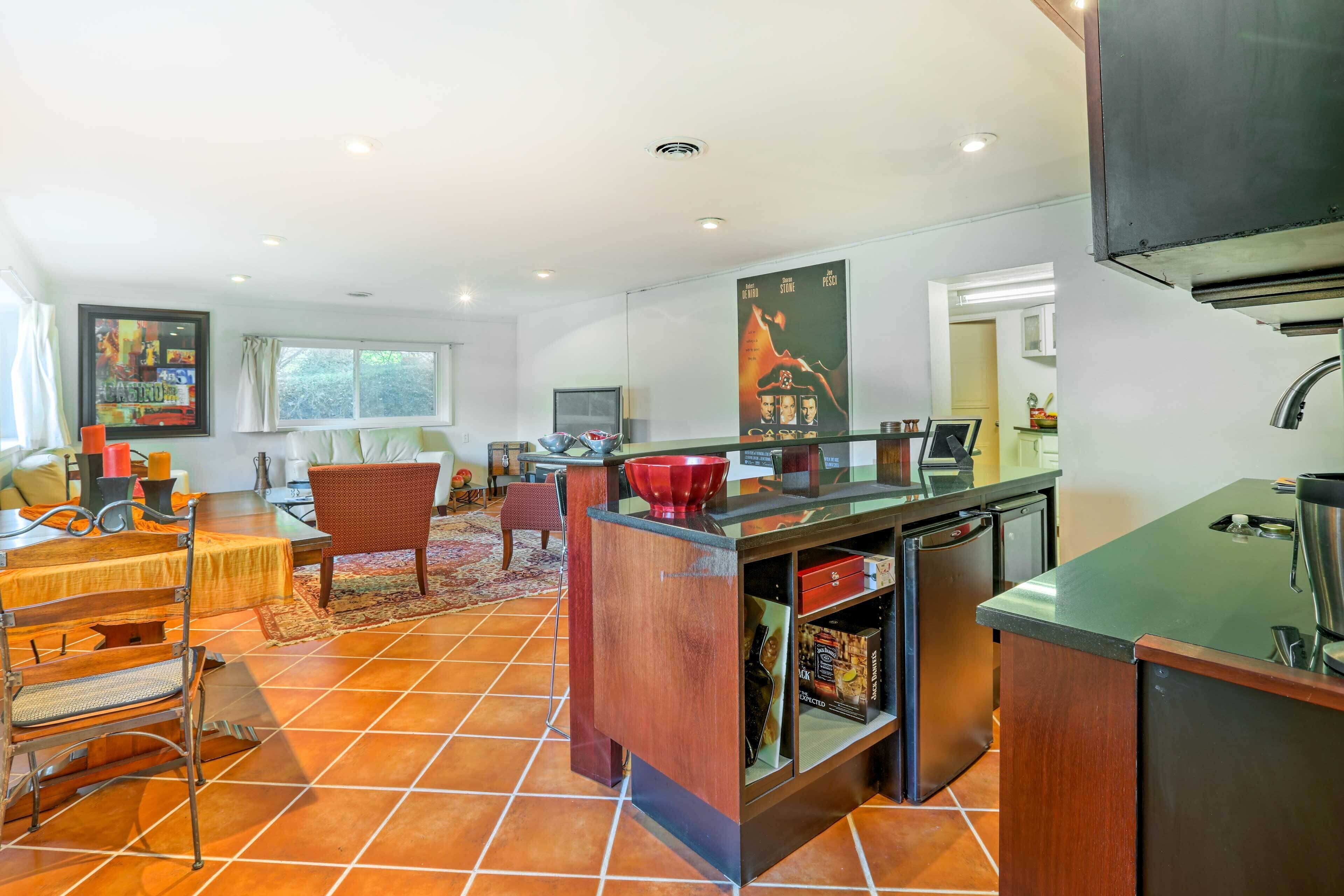 Contemporary Cincinnati Apt w/ WiFi, Near Kenwood!